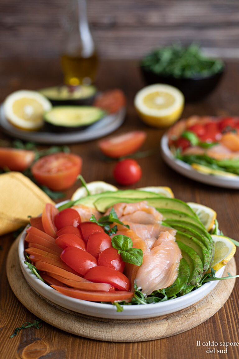 Insalata di salmone con rucola avocado e pomodorini - Blog di Il caldo ...