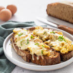 Crostoni di pane integrale uova e formaggio