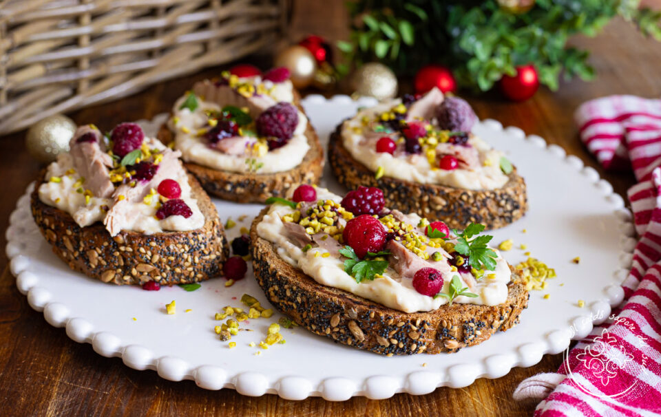 Crostini festosi con tonno e maionese, un antipasto originale per le feste, ma buono in ogni occasione, con accostamenti originali e sfiziosi