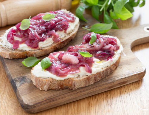 Bruschette con cipolle e caprino