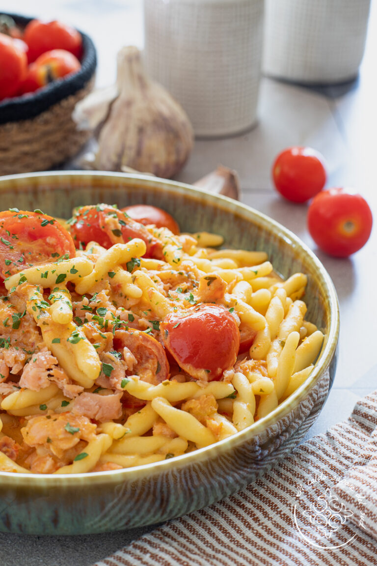 Pasta salmone affumicato e pomodorini il primo piatto velocissimo e ...