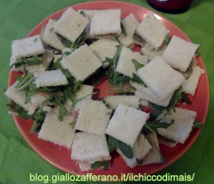 antipasti veloci mini sandwich con pesto e salmone