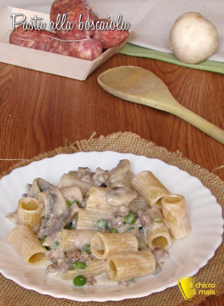 verticale_Pasta alla boscaiola ricetta pasta con panna salsiccia funghi e piselli il chicco di mais