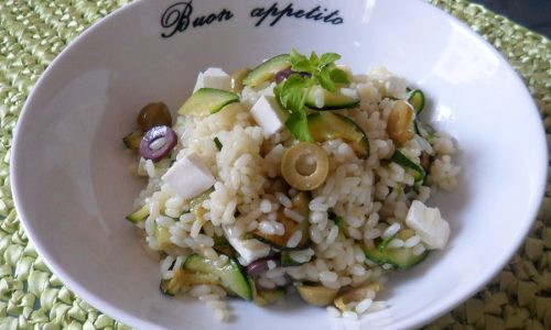 Insalata di riso con feta e zucchine (ricetta light) Insalata di riso con feta e zucchine (ricetta light)