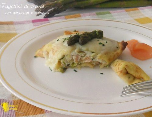 Fagottini di crepes con asparagi e salmone (ricetta primo)