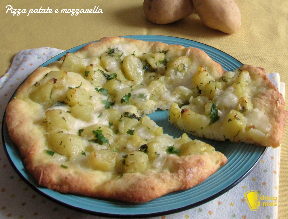 Pizza con patate e mozzarella (ricetta semplice)