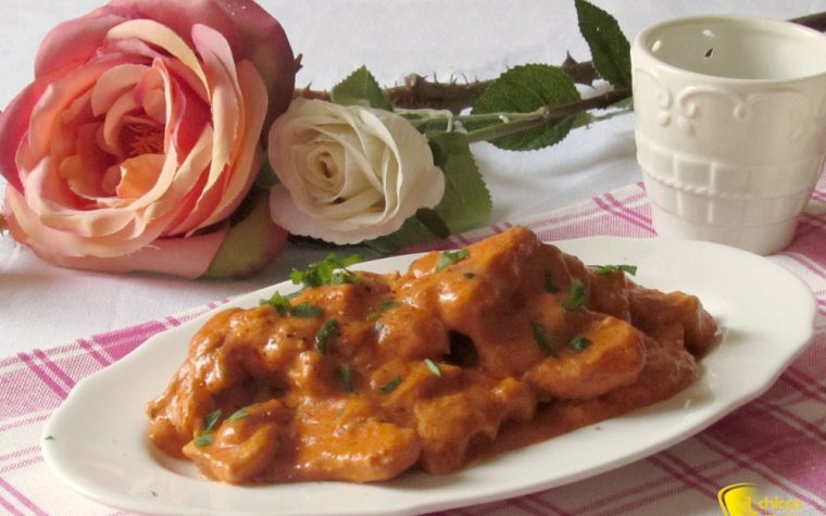 Pollo cremoso in salsa rosa, ricetta facile Pollo cremoso in salsa rosa, ricetta facile