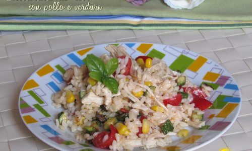Insalata di riso con pollo e verdure Insalata di riso con pollo e verdure