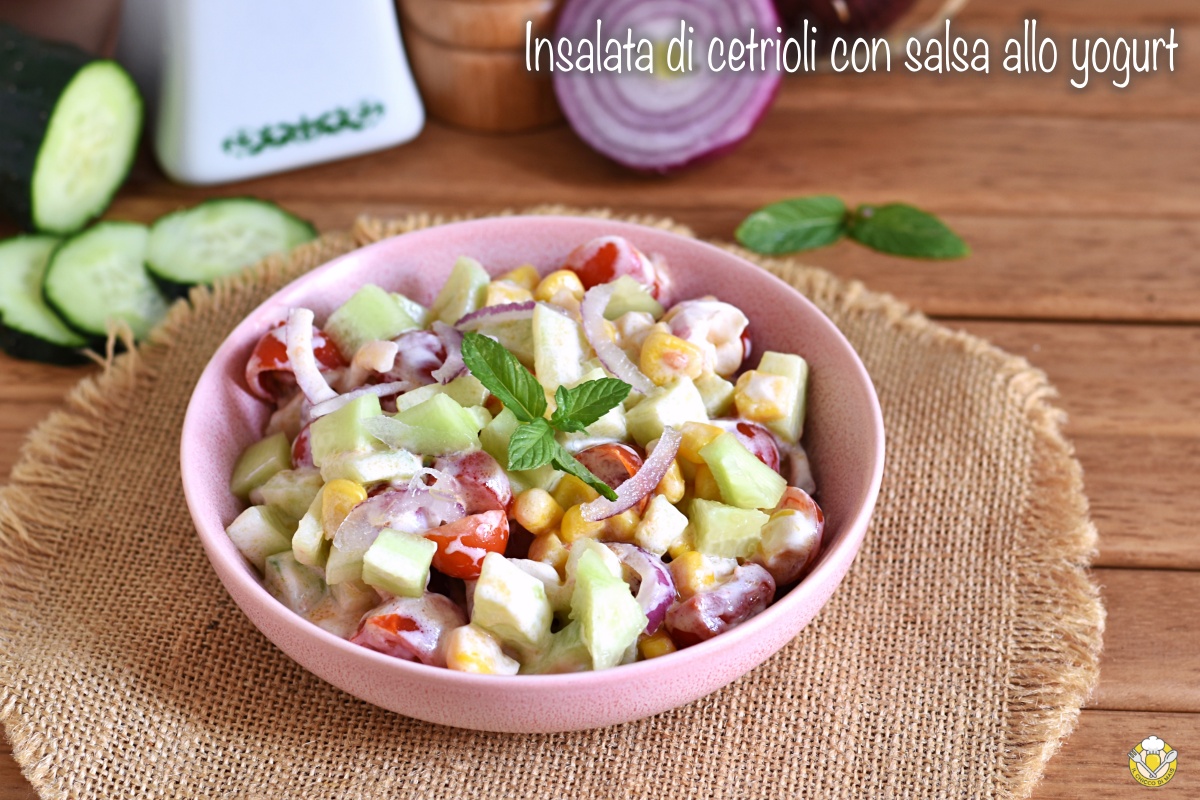 insalata di cetrioli con salsa allo yogurt ricetta light e sfiziosa vegetariana insalatona fresca estiva con mais copia