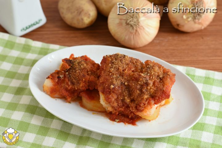 baccalà a sfincione al forno ricetta siciliana con pomodoro pangrattato e cipolle il chicco di mais