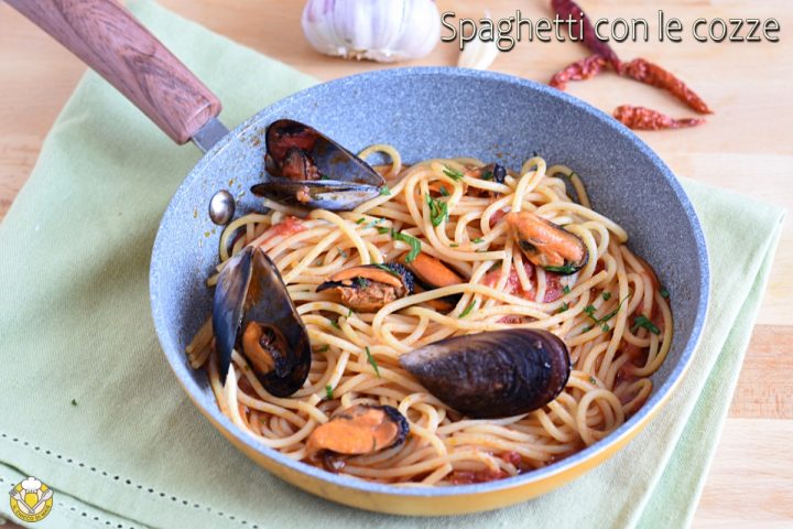 spaghetti con le cozze e poco pomodoro ricetta facile e veloce primo di pesce economico il chicco di mais