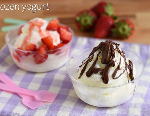 Frozen yogurt fatto in casa, ricetta con e senza gelatiera