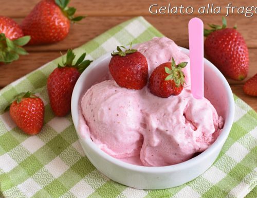 Gelato alla fragola fatto in casa con la gelatiera