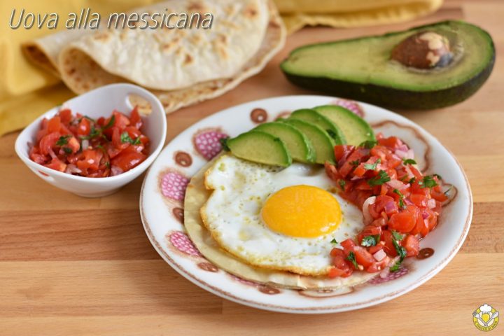 Uova alla messicana huevos rancheros ricetta colazione messicana con tortilla pomodori freschi e avocado il chicco di mais