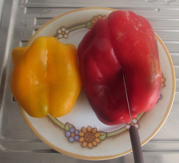 tagliare i peperoni prima di cuocere i peperoni nel microonde