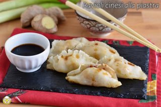 ravioli cinesi alla piastra e al vapore con carne di maiale e verdure ricetta facile anche senza glutine il chicco di mais