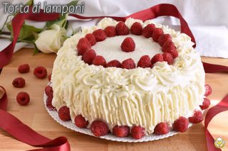 torta a strati farcita ai lamponi ricetta torta di compleanno facile senza glutine decorata con panna il chicco di mais