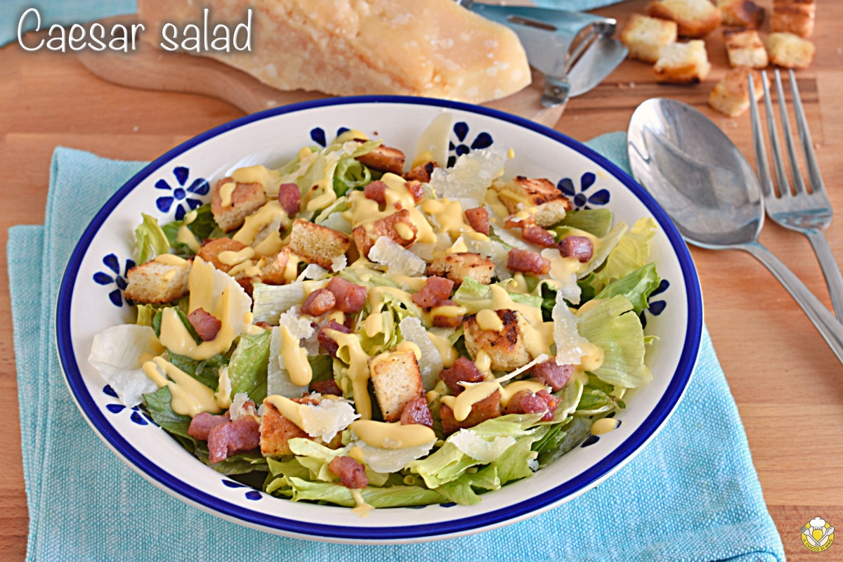 caesar salad ricetta originale americana con salsa caesar fatta in casa cremosa pancetta croccante parmigiano il chicco di mais
