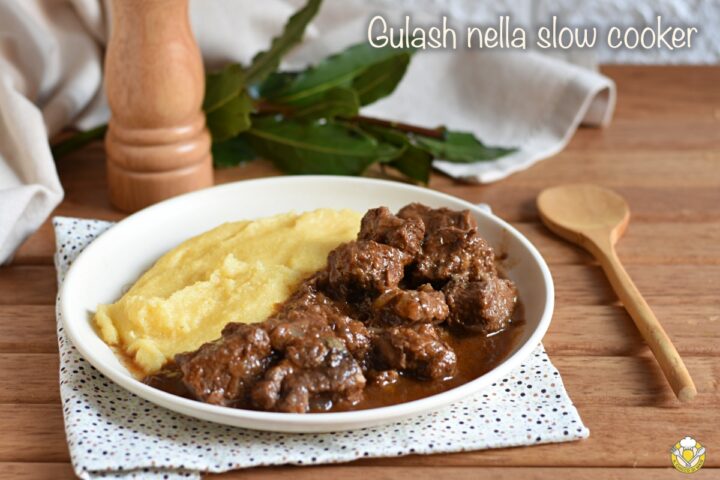 Gulasch o gulash nella slow cooker ricetta tirolese stufato di manzo con pentola a bassa temperatura il chicco di mais