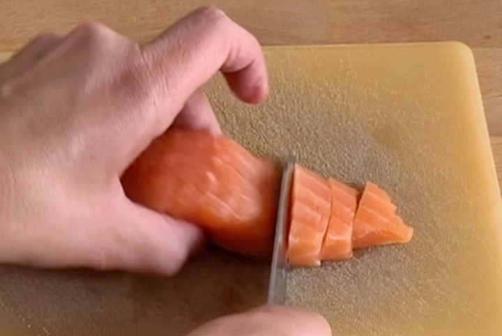 tagliare salmone crudo da mettere nell'insalatona di sashimi