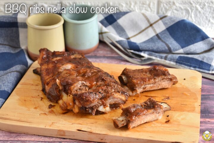 bbq ribs nella slow cooker ricetta costine di maiale con salsa barbecue all'americana cotte nella pentola a bassa temperatura il chicco di mais