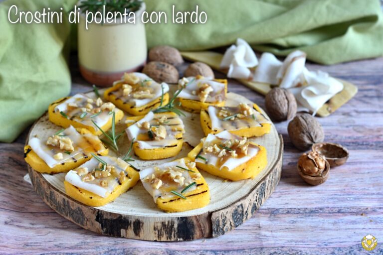 Crostini di polenta con lardo, miele e noci antipasto rustico veloce