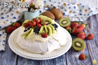 torta pavlova classica con frutta mista ricetta originale dolce austrialiano con meringa e panna il chicco di mais