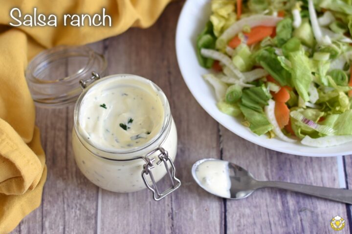 salsa ranch fatta in casa ricetta dressing americano per insalate con buttermilk e panna acida il chicco di mais
