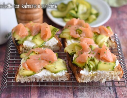 Bruschette con salmone e zucchine marinate