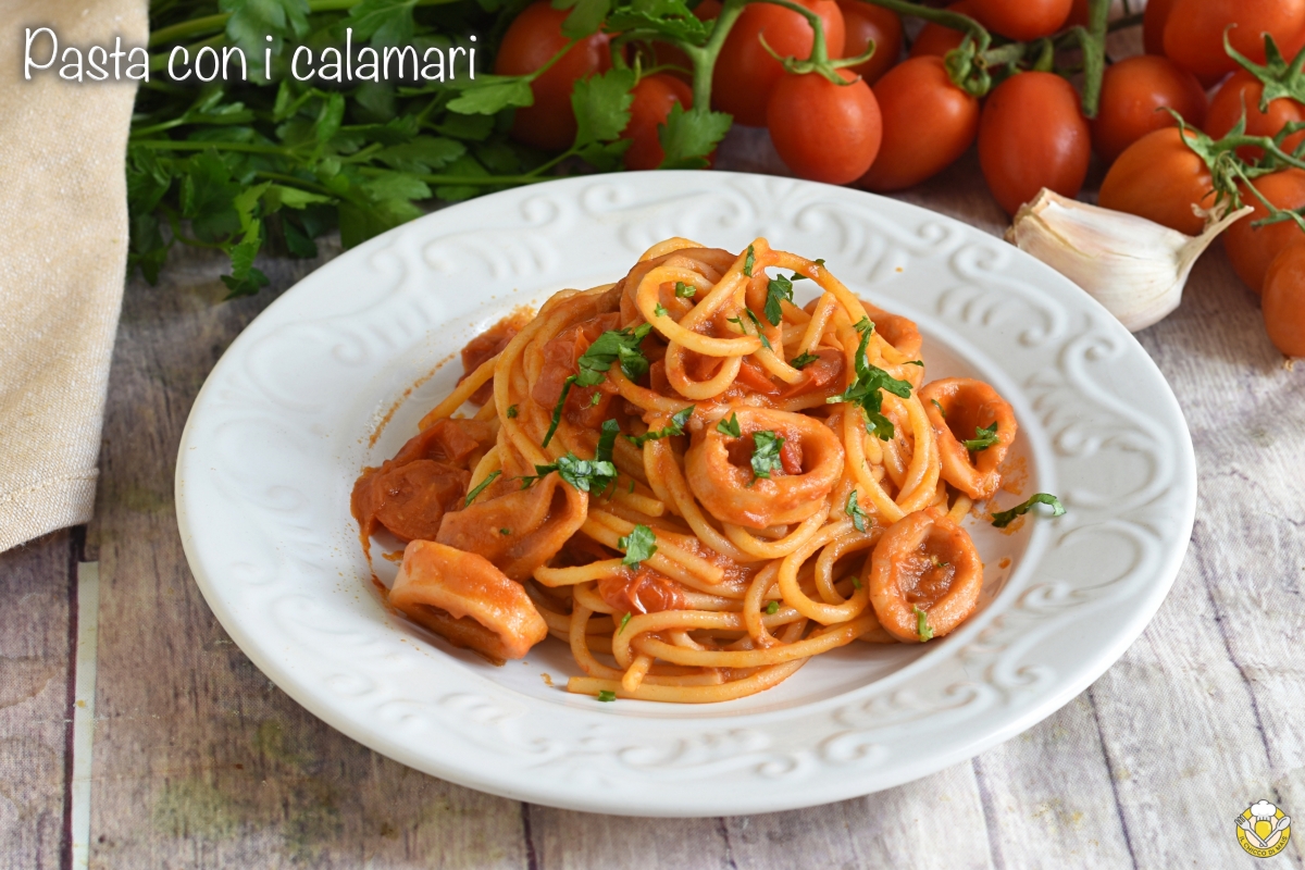 pasta con calamari e pomodorini saporita spaghetti con anelli di calamro teneri e pomodoro fresco il chicco di mais