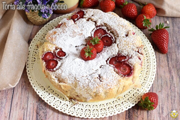 torta alle fragole e cocco soffice con yogurt cocco rapè e fragole fresche il chicco di mais