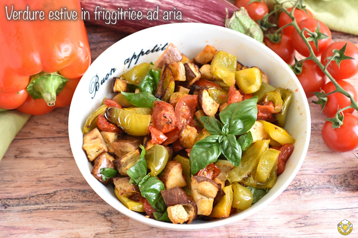 verdure estive in friggitrice ad aria peperoni melanzane pomodorini arrosto in airfryer pronti in pochi minuti