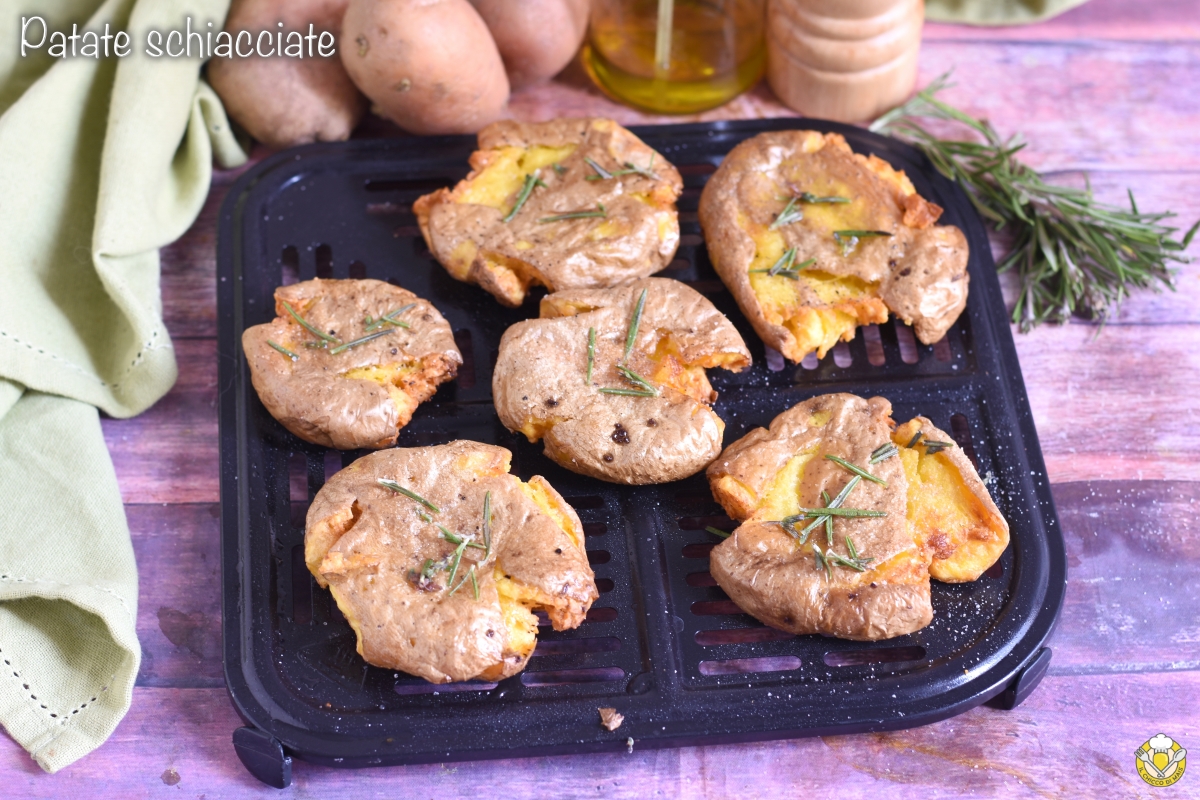patate schiacciate in friggitrice ad aria o al forno croccanti gustose saporite contorno veloce con le patate il chicco di mais