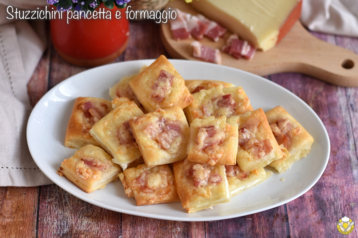 stuzzichini di sfoglia con pancetta e formaggio ricetta aperitivo veloce con pasta sfoglia tanti salatini ripieni sfogliette il chicco di mais