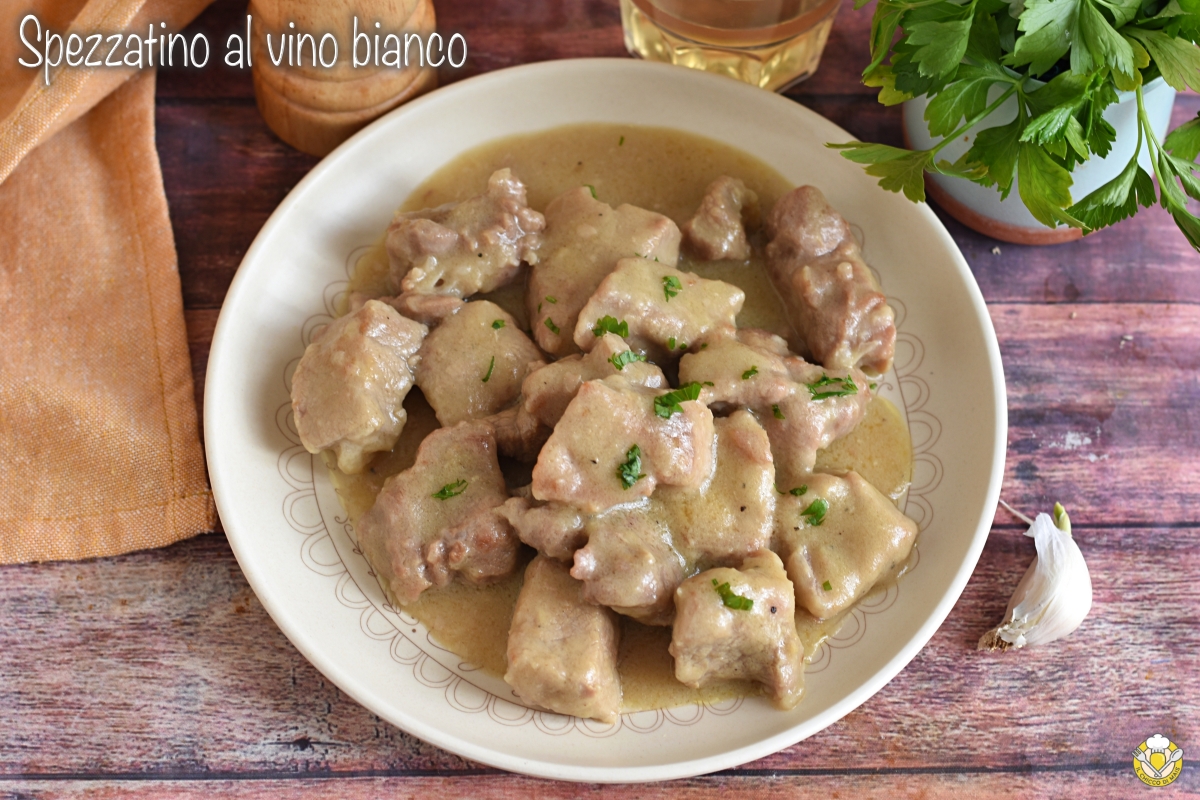 spezzatino di vitello al vino bianco tenero saporito ricetta facile tempi di cottura stufato di vitello in bianco