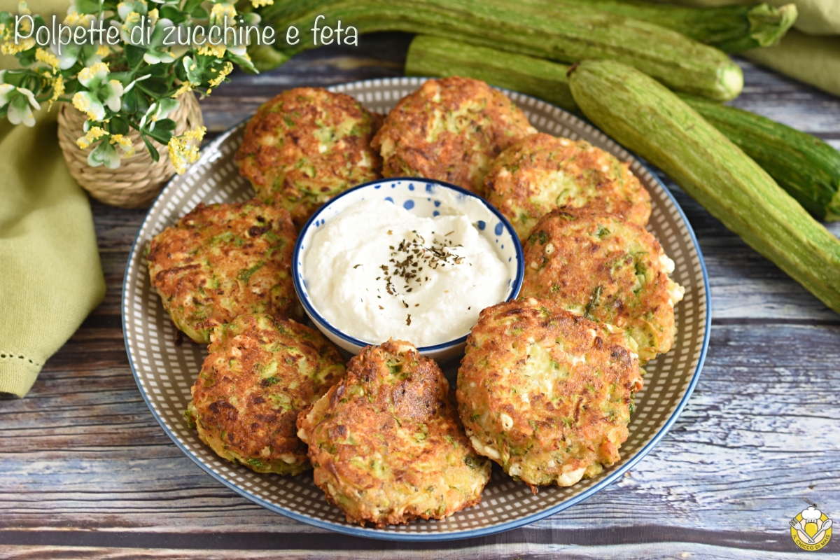 polpette greche di zucchine e feta ricetta originale greca kolokithokeftedes il chicco di mais