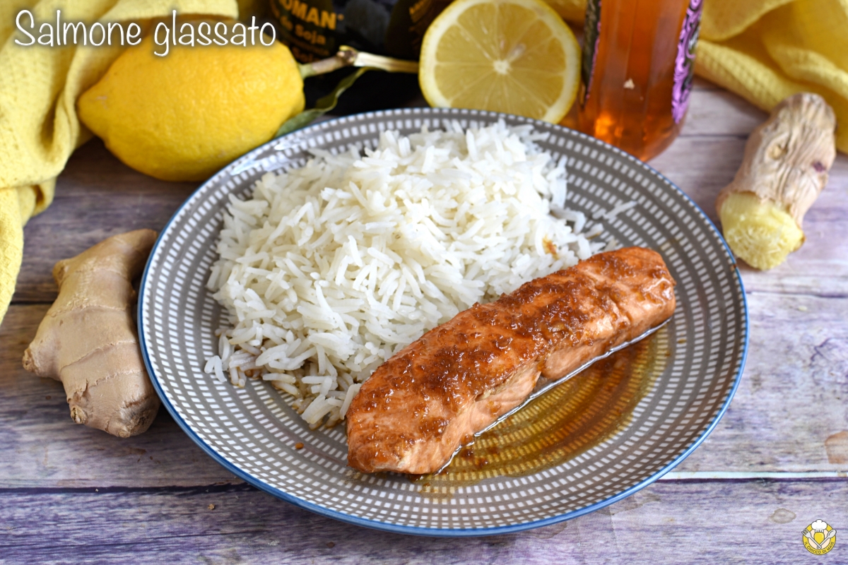 salmone glassato al miele in padella con zenzero e salsa di soia ricetta facile e veloce con filetti o tranci di salmone surgelato