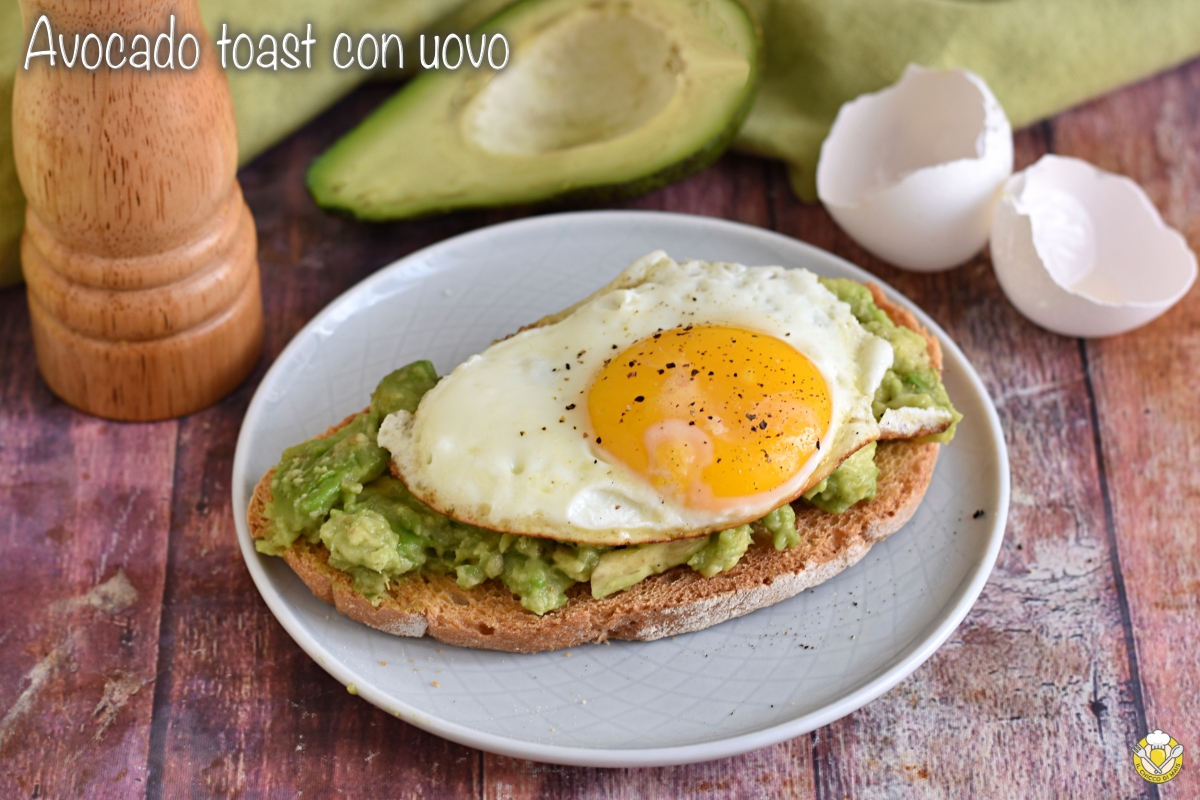 avocado toast con uovo all'occhio di bue in padella ricetta colazione salata brunch pranzo leggero il chicco di mais