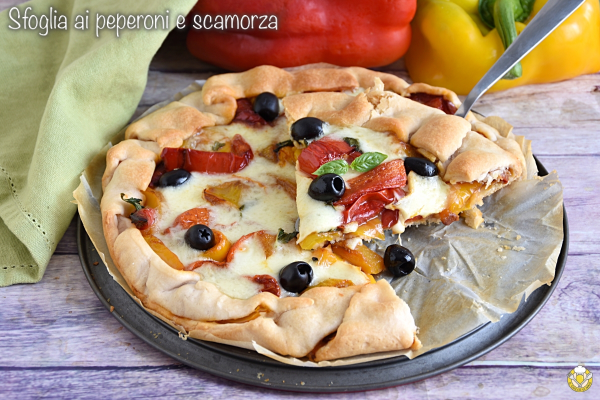 sfoglia ai peperoni e scamorza ricetta torta salata estiva con peperoni in padella olive e formaggio il chicco di mais
