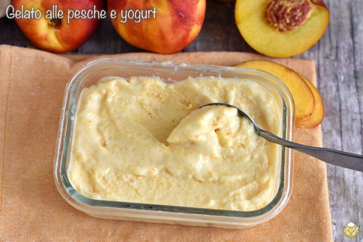 gelato alle pesche con yogurt greco cremoso senza panna ricetta con gelatiera e senza il chicco di mais