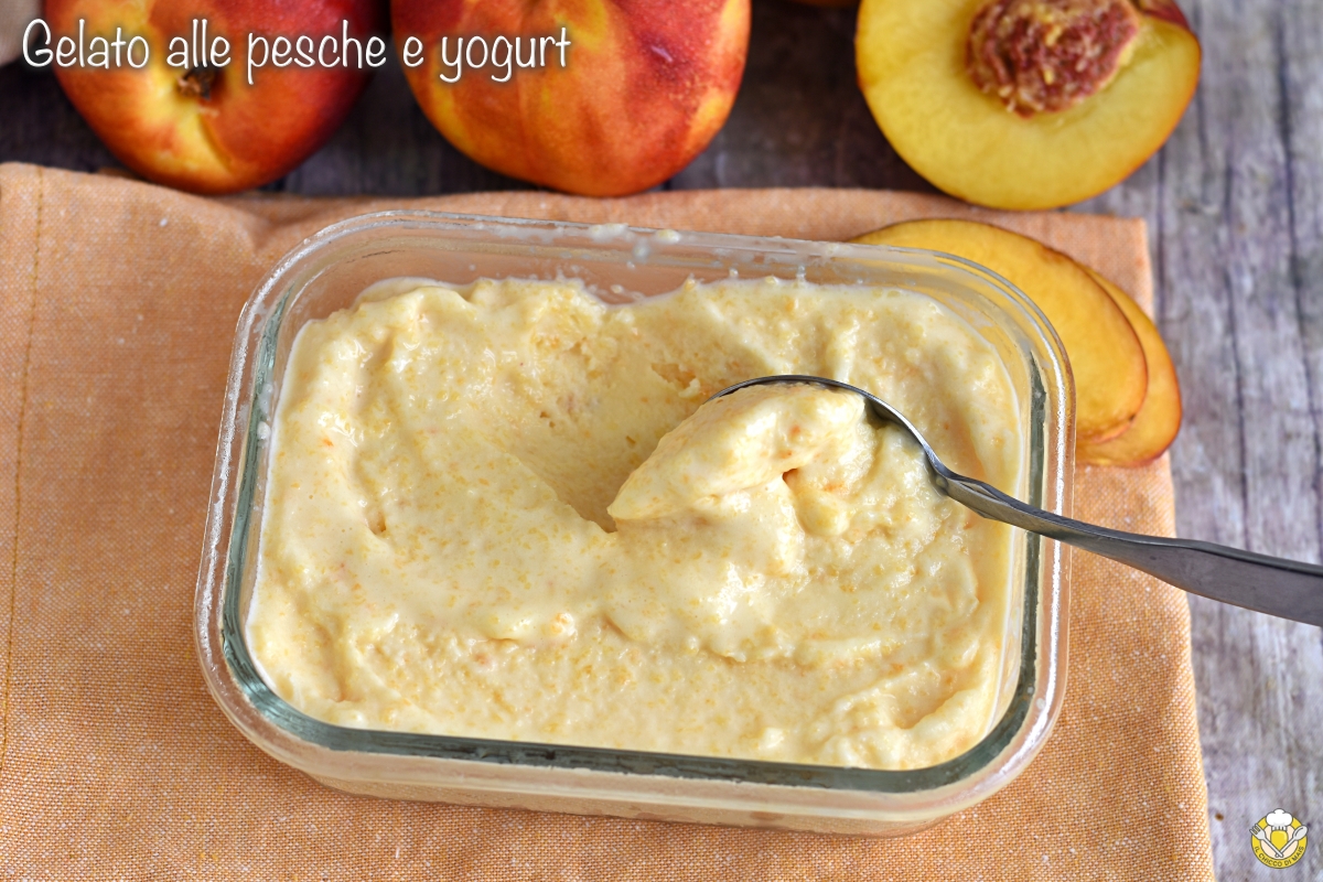gelato alle pesche con yogurt greco cremoso senza panna ricetta con gelatiera e senza il chicco di mais