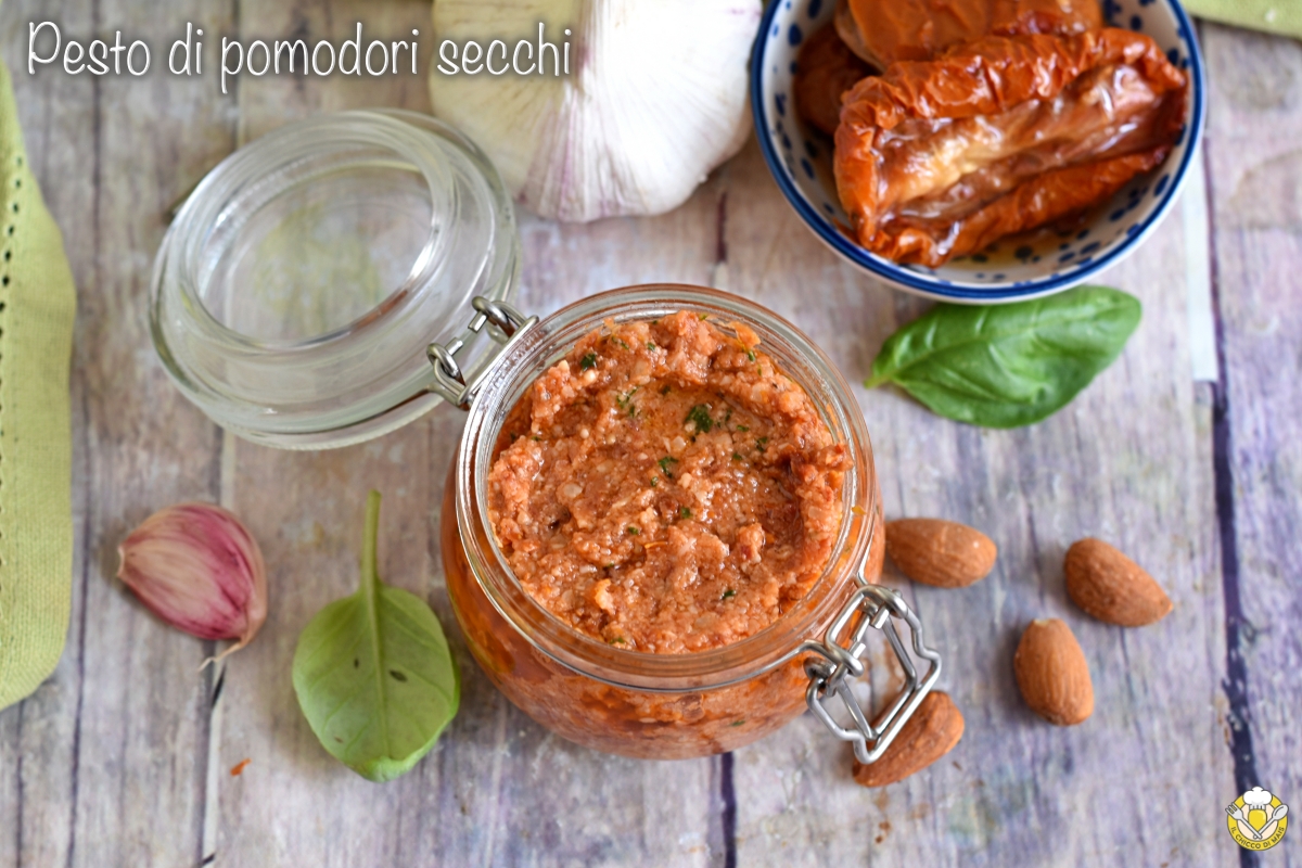 pesto di pomodori secchi e mandorle per pasta e crostini ricetta veloce sena cottura il chicco di mais