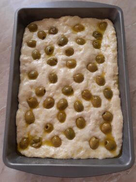 focaccia con olive pronta da cuocere