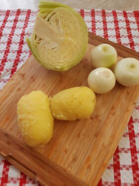 ingredienti dell'insalata di cavolo patate e cipolle
