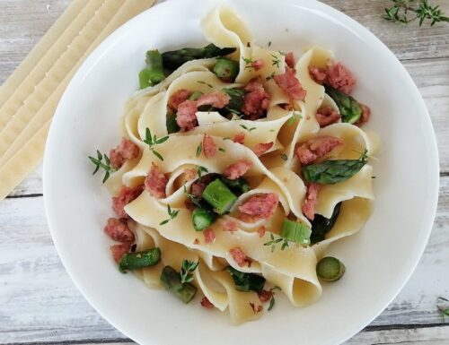 Pasta con asparagi e salsiccia sbriciolata