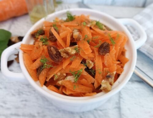 Insalata di carote con noci ed uvetta