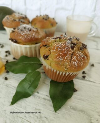 Muffin all'avocado e gocce di cioccolato
