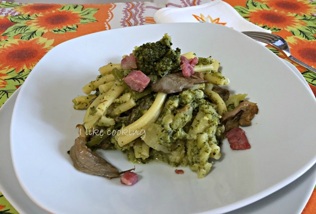 Pasta broccoli funghi e pancetta