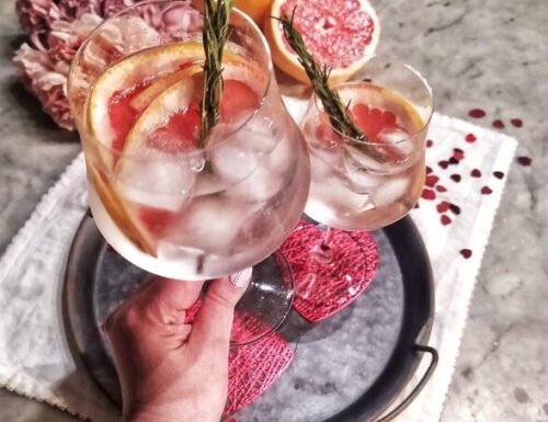 Gin tonic al pompelmo rosa e rosmarino