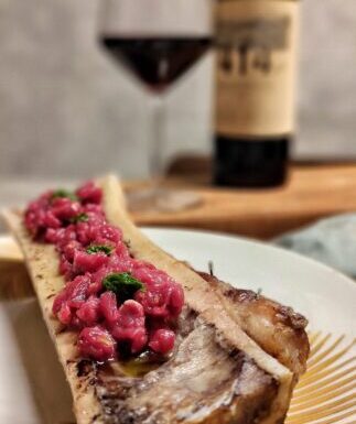 Midollo arrosto con tartare e salsa di rucola
